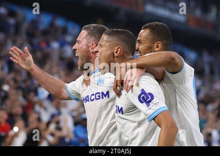 Marseille, Frankreich. Oktober 2023. Jordan Veretout von Olympique de Marseille feiert mit seinen Teamkollegen, nachdem er im Stade de Marseille (Marseille) einen Vorsprung von 2-0 erzielt hat. Der Bildnachweis sollte lauten: Jonathan Moscrop/Sportimage Credit: Sportimage Ltd/Alamy Live News Stockfoto