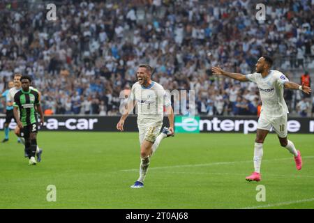 Marseille, Frankreich. Oktober 2023. Jordan Veretout von Olympique de Marseille feiert mit seinen Teamkollegen, nachdem er im Stade de Marseille (Marseille) einen Vorsprung von 2-0 erzielt hat. Der Bildnachweis sollte lauten: Jonathan Moscrop/Sportimage Credit: Sportimage Ltd/Alamy Live News Stockfoto