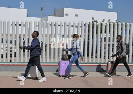 Tijuana, Baja California, Mexiko. September 2023. Die Operationen an der Kreuzung Chaparral-Ped West werden vorübergehend ausgesetzt, damit CBP-Beamte die Einrichtungen nutzen können, um die große Zahl von Flüchtlingen in den letzten Tagen im Gebiet von Tijuana-San Diego bei der Grenzpolizei zu unterstützen. Die vorübergehende Sperrung der Fußgängerzone wird die Bearbeitung von Terminen, die über die CBP One-App für Asylbewerber am Grenzübergang vorgenommen wurden, nicht beeinträchtigen. (Kreditbild: © Carlos A. Moreno/ZUMA Press Wire) NUR REDAKTIONELLE VERWENDUNG! Nicht für kommerzielle ZWECKE! Stockfoto