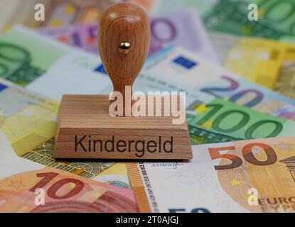 Holzstempel mit dem Aufdruck „Kindergeld“, Übersetzung „Kindergeld“ Stockfoto