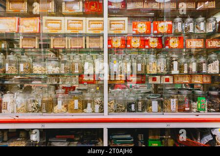 Erkunden Sie das reiche Erbe der traditionellen Chinesischen Medizin: Ein Blick in einen Kuala Lumpur Chinatown Kräuterladen mit jahrhundertealten Heilmitteln Stockfoto