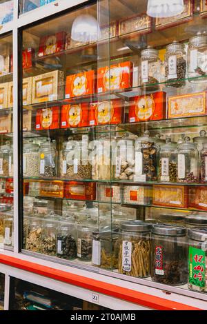 Erkunden Sie das reiche Erbe der traditionellen Chinesischen Medizin: Ein Blick in einen Kuala Lumpur Chinatown Kräuterladen mit jahrhundertealten Heilmitteln Stockfoto