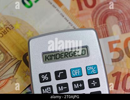 Taschenrechner mit dem Wort „Kindergeld“, Übersetzung „Kindergeld“ im Display Stockfoto