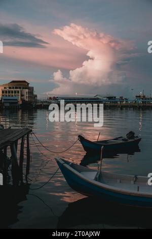 Goldene Stunde am Chew Jetty: Erleben Sie die ruhige Schönheit von Penangs Waterfront Village, während die Sonne am Chew Jetty, Georgetown (Malaysia) untergeht Stockfoto