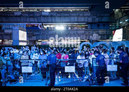 Thailand. Oktober 2023. Fans sehen die Modenschau von außerhalb des Siam Paragon auf großen Bildschirmen unter dem BTS Skytrain. Am 6. Oktober 2023 nehmen die Menschen am 1. Tag der Bangkok International Fashion Week 2023 (BIFW2023) im Einkaufszentrum Siam Paragon in Bangkok, Thailand, Teil. Quelle: Matt Hunt/Neato/Alamy Live News Stockfoto