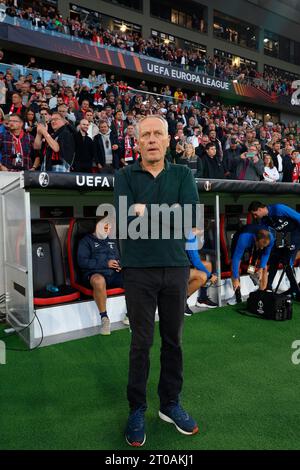 Freiburg, Deutschland. Oktober 2023. Trainer Christian Streich (SC Freiburg) beobachtet das geschehen beim Spiel der Fussball-Europa-League - Gruppenphase: SC Freiburg vs West Ham United Credit: dpa/Alamy Live News Stockfoto