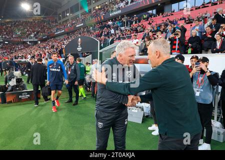 Freiburg, Deutschland. Oktober 2023. Begr??ung vor dem Anpfiff: Trainer David Moyes (West Ham United London) und Trainer Christian Streich (SC Freiburg) beim Spiel der Fussball-Europa-League - Gruppenphase: SC Freiburg vs West Ham United Credit: dpa/Alamy Live News Stockfoto