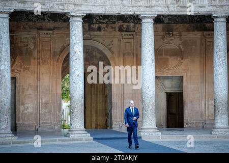 Granada, Spanien. Oktober 2023. Bundeskanzler Olaf Scholz (SPD) geht zum Abendessen in der Alhambra während des Europäischen Politischen Gemeinschaftsgipfels. Quelle: Kay Nietfeld/dpa/Alamy Live News Stockfoto