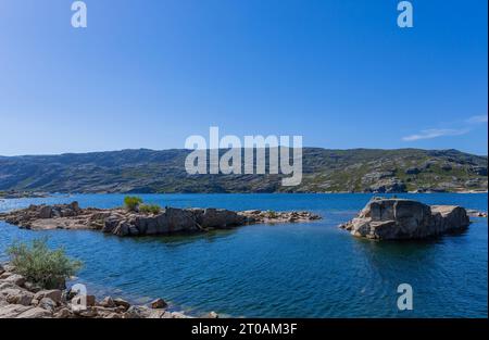 Lagoa Comprida (langer See) ist der größte See des Naturparks Serra da Estrela in Portugal. Stockfoto