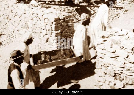 Howard Carter überwacht Artefakte, die nach ihrer Entdeckung im Jahr 1922 aus dem Grab von Tutanchamun in Ägypten entfernt wurden Stockfoto