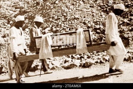 Howard Carter überwacht Artefakte, die nach ihrer Entdeckung im Jahr 1922 aus dem Grab von Tutanchamun in Ägypten entfernt wurden Stockfoto