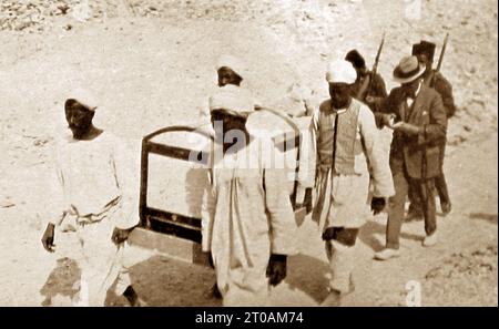 Howard Carter überwacht Artefakte, die nach ihrer Entdeckung im Jahr 1922 aus dem Grab von Tutanchamun in Ägypten entfernt wurden Stockfoto