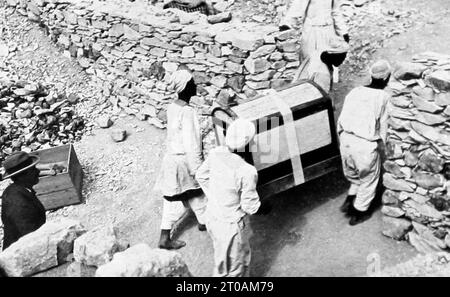 Howard Carter überwacht Artefakte, die nach ihrer Entdeckung im Jahr 1922 aus dem Grab von Tutanchamun in Ägypten entfernt wurden Stockfoto