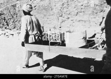 Artefakte wurden nach ihrer Entdeckung im Jahr 1922 aus dem Grab von Tutanchamun in Ägypten entfernt Stockfoto