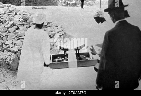 Howard Carter überwacht Artefakte, die nach ihrer Entdeckung im Jahr 1922 aus dem Grab von Tutanchamun in Ägypten entfernt wurden Stockfoto