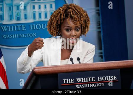 Washington, Usa. Oktober 2023. Pressesekretärin Karine Jean-Pierre spricht während des täglichen Pressebriefings im James S. Brady Press Briefing Room im Weißen Haus am 5. Oktober 2023 in Washington, DC (Foto: Samuel Corum/SIPA USA) Credit: SIPA USA/Alamy Live News Stockfoto