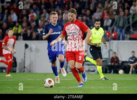 Lucas Holer (links) und James Ward-Prowse von West Ham United kämpfen um den Ball während des Spiels der UEFA Europa League Group A im Europa-Park Stadion in Freiburg. Bilddatum: Donnerstag, 5. Oktober 2023. Stockfoto