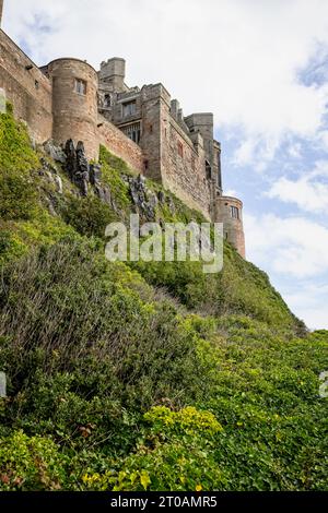 Stadtansicht auf die Stadtmauer und die Festungsmauern von Bamburgh Castle in Bamburgh, Northumberland, Großbritannien am 25. September 2023 Stockfoto