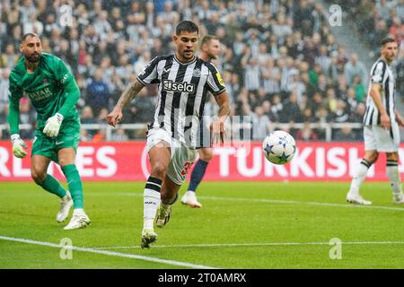 Newcastle, Großbritannien. Oktober 2023. Newcastle United Mittelfeldspieler Bruno Guimaraes ((39) während des Spiels Newcastle United FC gegen Paris Saint-Germain FC, UEFA Champions League Runde 1 im St.James' Park, Newcastle, Vereinigtes Königreich am 4. Oktober 2023 Credit: Every Second Media/Alamy Live News Stockfoto