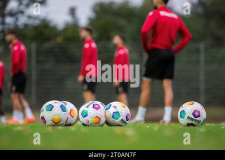 Cottbus, Deutschland. Oktober 2023. Cottbus, Deutschland 05. Oktober 2023: RL Nord/Ost - 2023/2024 - FC Energie Cottbus Training im Bild: Trainingsb?lle/Fussb?lle Credit: dpa/Alamy Live News Stockfoto