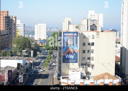 Stadt: Marilia, São Paulo, Brasilien - 2023. Juli 2023 : Avenida im Inneren von São Paulo mit Werbung in einem Wohnhaus mit Autos und Menschen Stockfoto