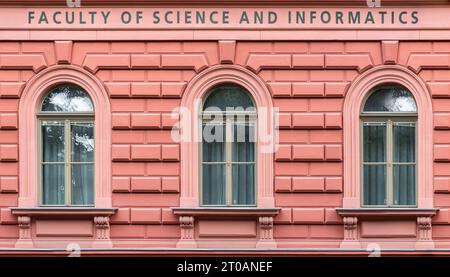 Zwei Bogenfenster auf einem rosa Wandhintergrund. Aus der Serie Windows of the World. Stockfoto
