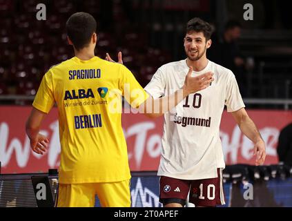 Matteo Spagnolo (ALBA Berlin, #3) und Leandro Bolmaro (Bayern Basketball, #10) begrueßen sich. GER, FC Bayern Basketball gegen ALBA Berlin, EuroLeague, 1. Spieltag, Saison 2023/2024, 05.10.2023, Foto: Eibner-Pressefoto/Marcel Engelbrecht Stockfoto