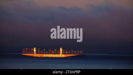 Ein großes Containerschiff passiert Seattle auf der Salish-See in Richtung Norden in Richtung Pazifik Stockfoto