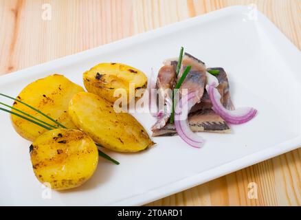 Marinierter Hering mit Bratkartoffeln Stockfoto