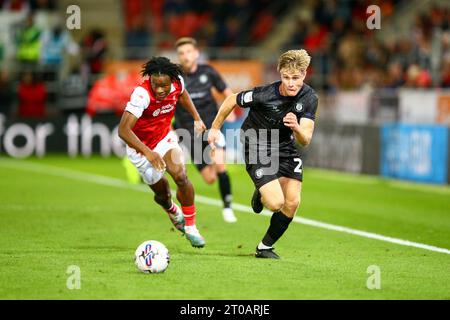 AESSEAL New York Stadium, Rotherham, England - 4. Oktober 2023 Sam Bell (20) von Bristol City und Fred Onyedinma (14) von Rotherham United Chase for the Ball - während des Spiels Rotherham gegen Bristol City, Sky Bet Championship, 2023/24, AESSEAL New York Stadium, Rotherham, England - 4. Oktober 2023 Credit: Arthur Haigh/WhiteRosePhotos/Alamy Live News Stockfoto