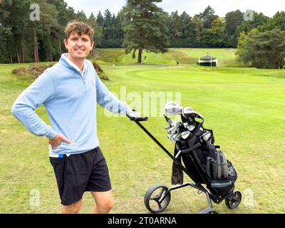 Junger Mann auf dem Golfplatz, Sunningdale Heath Golf Club, Cross Road, Sunningdale, Berkshire, England, Vereinigtes Königreich Stockfoto