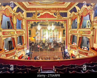 Das Opernhaus (J D Wetherspoon Pub), Mount Pleasant Road, Civic Quarter, Royal Tunbridge Wells, Kent, England, Vereinigtes Königreich Stockfoto