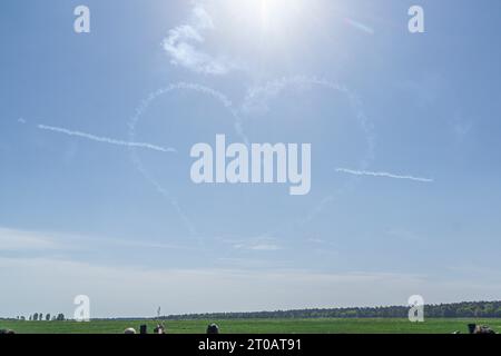 Kunstflugzeuge führen Manöver am Himmel durch, Berlin, Deutschland Stockfoto