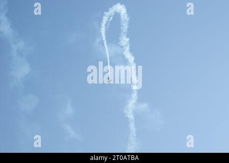 Kunstflugzeuge führen Manöver am Himmel durch, Berlin, Deutschland Stockfoto