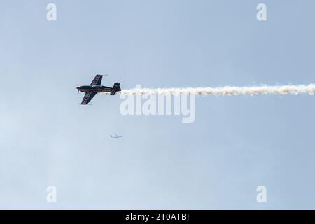 Kunstflugzeuge führen Manöver am Himmel durch, Berlin, Deutschland Stockfoto