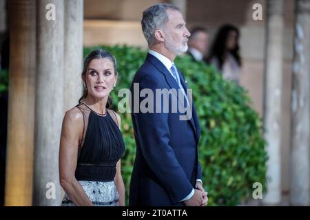 Granada, Spanien. Oktober 2023. Der spanische König Felipe VI. Und seine Frau Königin Letizia erwarten die Staats- und Regierungschefs auf der Alhambra während des Gipfels der Europäischen Politischen Gemeinschaft. Quelle: Kay Nietfeld/dpa/Alamy Live News Stockfoto