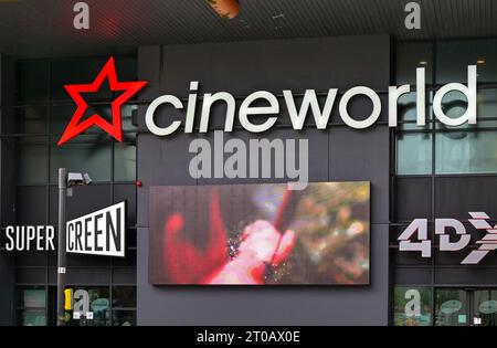 Cardiff, Wales - 1. Oktober 2023: Schild am Eingang zum Cineworld-Kino im Stadtzentrum von Cardiff Stockfoto