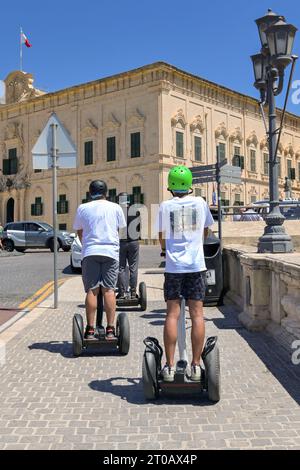 Valletta, Malta - 3. August 2023: Gruppe von Besuchern der Stadt, die auf selbstausbalancierenden Elektrofahrzeugen unterwegs sind, um die Stadt zu erkunden. Stockfoto