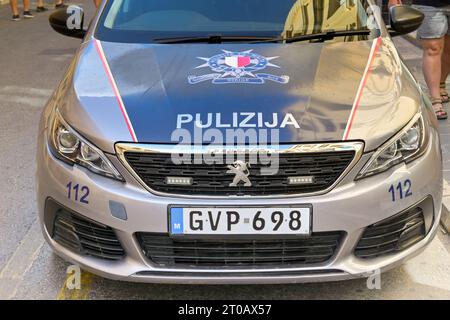 Rabat, Gozo, Malta - 5. August 2023: Nahaufnahme der Vorderseite eines Polizeiwagens in einer Seitenstraße der Stadt Stockfoto