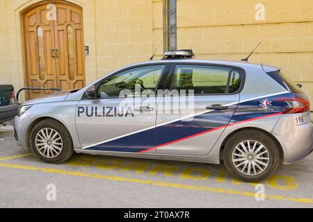 Rabat, Gozo, Malta - 5. August 2023: Polizeiwagen parkt in einer Seitenstraße der Stadt Stockfoto