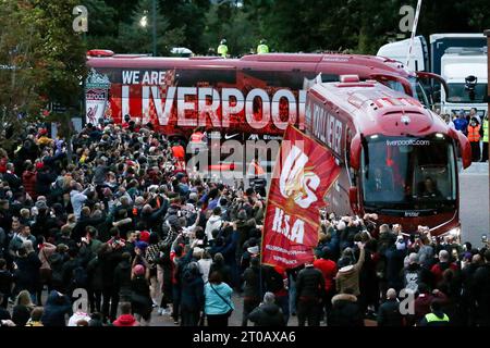 Liverpool, Großbritannien. Oktober 2023. Die Liverpool-Mannschaftsbusse kommen am Stadion an. Gruppenspiel der UEFA Europa League, Liverpool gegen Union Saint-Gilloise am Donnerstag, den 5. Oktober 2023 in Liverpool in Anfield. Dieses Bild darf nur für redaktionelle Zwecke verwendet werden. Nur redaktionelle Verwendung. bild von Chris Stading/Andrew Orchard Sportfotografie/Alamy Live News Credit: Andrew Orchard Sportfotografie/Alamy Live News Stockfoto