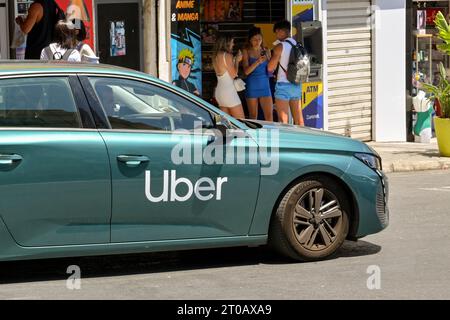 St. Julians, Malta - 3. August 2023: Uber Taxi fährt eine Straße im Zentrum von St. Julians entlang Stockfoto