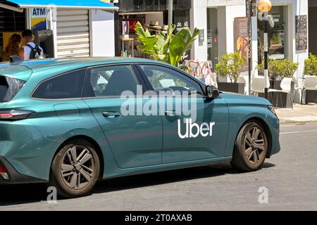 St. Julians, Malta - 3. August 2023: Uber Taxi fährt eine Straße im Zentrum von St. Julians entlang Stockfoto