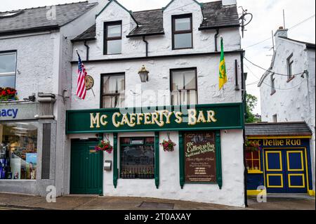 Donegal Town, Irland – 19. Juli 2023: Die Front of McCafferys Bar in Donegal Town Stockfoto