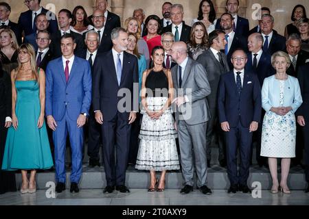 Granada, Spanien. Oktober 2023. Zusammen mit dem spanischen König Felipe VI. (Untere Reihe, 3. Von links) und seiner Frau Königin Letizia (4. Von links) stehen Staats- und Regierungschefs auf dem Gipfel der Europäischen Politischen Gemeinschaft für ein Familienfoto auf der Alhambra zusammen. Quelle: Kay Nietfeld/dpa/Alamy Live News Stockfoto