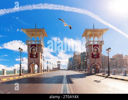 Stanley Bridge von Alexandria, Blick auf die berühmten Türme an der Promenade, Ägypten Stockfoto