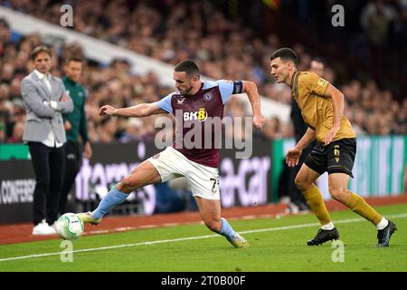 John McGinn von Aston Villa (links) und Josip Corluka von HSK Zrinjski kämpfen um den Ball während des Gruppenspiels der UEFA Europa Conference League in Villa Park, Birmingham. Bilddatum: Donnerstag, 5. Oktober 2023. Stockfoto