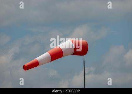 Speck-Fehraltorf, Zürich, Schweiz, 2. Juli 2023 Windsocke winkt auf einem kleinen Flugplatz im Wind Stockfoto