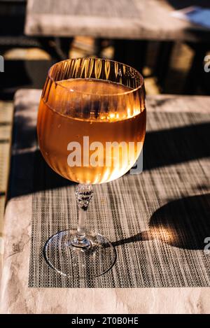 Weinglas gefüllt mit Roséwein. Stockfoto