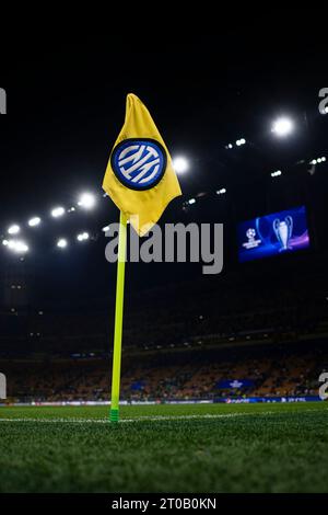 Eine Eckfahne mit dem Logo des FC Internazionale ist vor dem Fußballspiel der UEFA Champions League zwischen dem FC Internazionale und SL Benfica zu sehen. Stockfoto